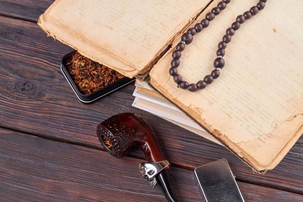 Comment choisir et associer des accessoires pour une robe de soirée en velours?