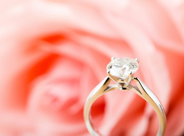 Choisir la bague idéale pour une femme : les paramètres à considérer